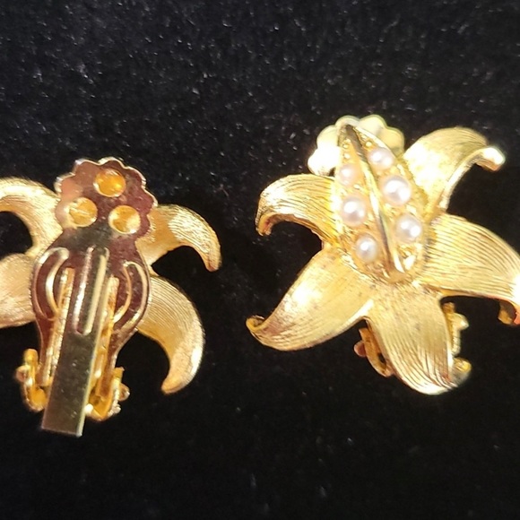 Vintage Coro pearl brooch and earring set - Picture 4 of 4